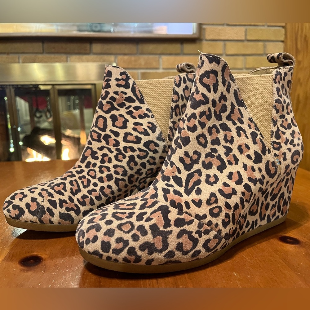 Tom’s leopard print wedge booties size 7.5 excellent condition Super cute boots!